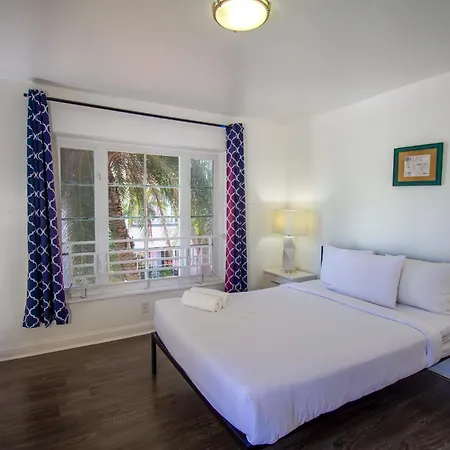 Courtyard Apartments Part Of The Oasis Casita Collection Miami Beach Exterior photo